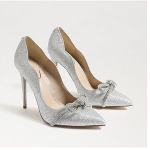 NEVER WORN! Classical and modern gorgeous Deela pumps!